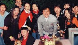 成龙访谈被爆料出轨很高兴的视频,揭秘明星背后的情感纠葛