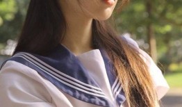 抖音网红校服妹妹吃瓜,校园生活趣味横生