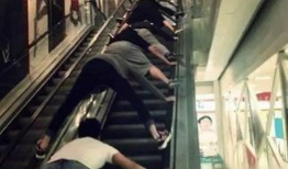 网红扶梯吃瓜视频